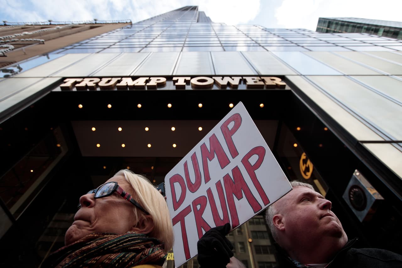 El frente del edificio ha sido el centro de las protestas contra el presidente electo que han ocurrido en Nueva York, luego de su victoria en la contienda electoral.