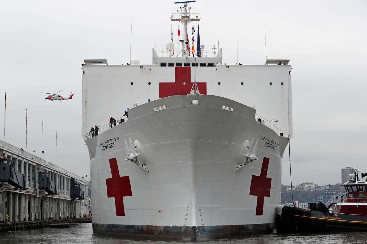 Esta es la segunda vez que un buque hospital ancla en el puerto de la ciudad de Nueva York. La última vez que este hospital naval flotante estuvo en la ciudad fue los dias posteriores a los ataques terroristas del 9/11.