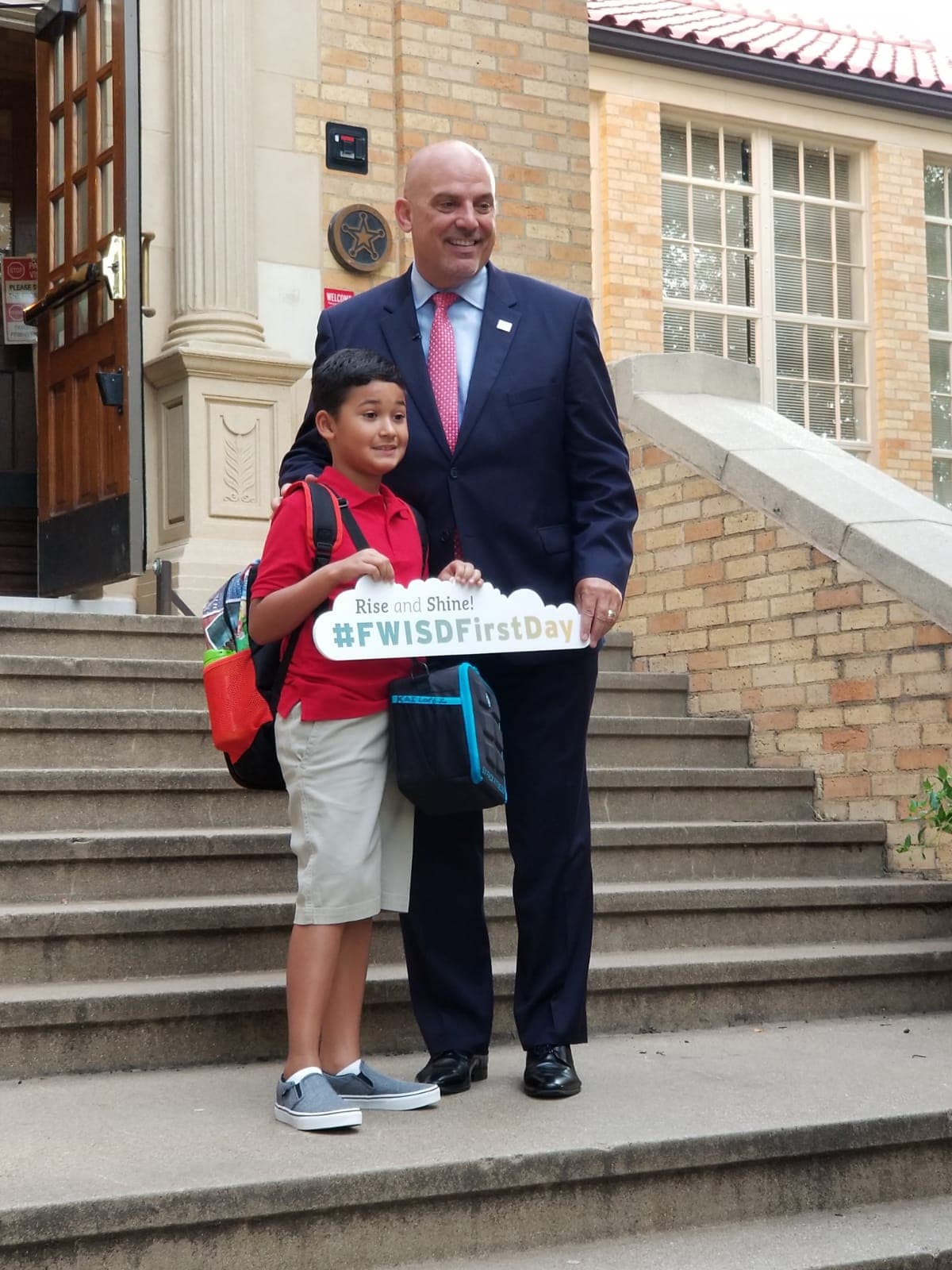 El superintendente, Dr. Kent Scribner, posa junto a uno de los estudiantes de la escuela.