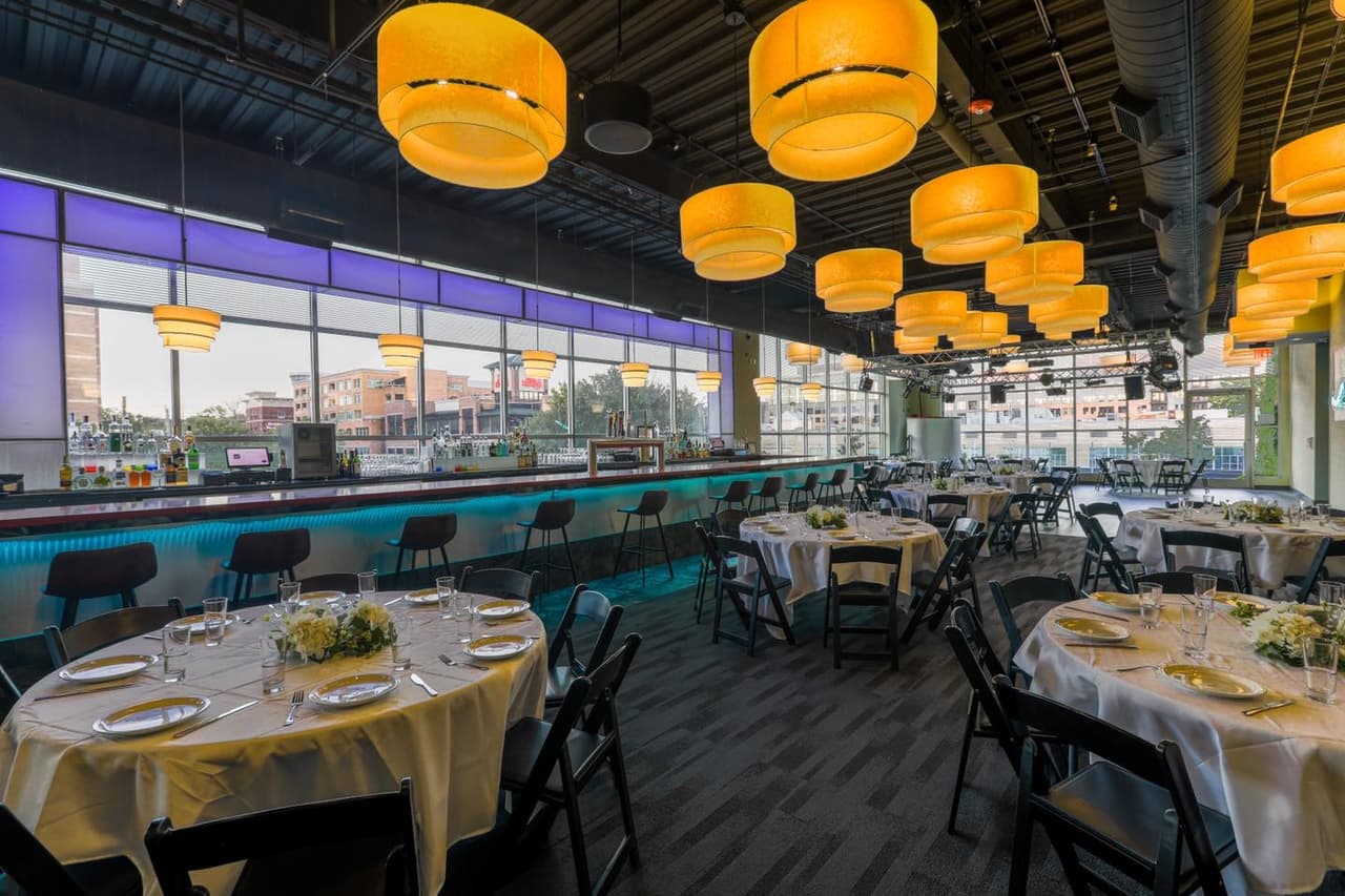 <b><a href="https://www.eventbrite.com/e/2022-new-years-eve-red-carpet-bash-tickets-221085120547" target="_blank">New Year's Eve Red Carpet Bash at Botanical Lounge:</a></b> cerveza, vino, cócteles y champán en tres pisos de uno de los lugares de vida nocturna más recientes de Raleigh. La celebración cuenta con fogatas, un patio en la azotea y vistas del centro de Raleigh.