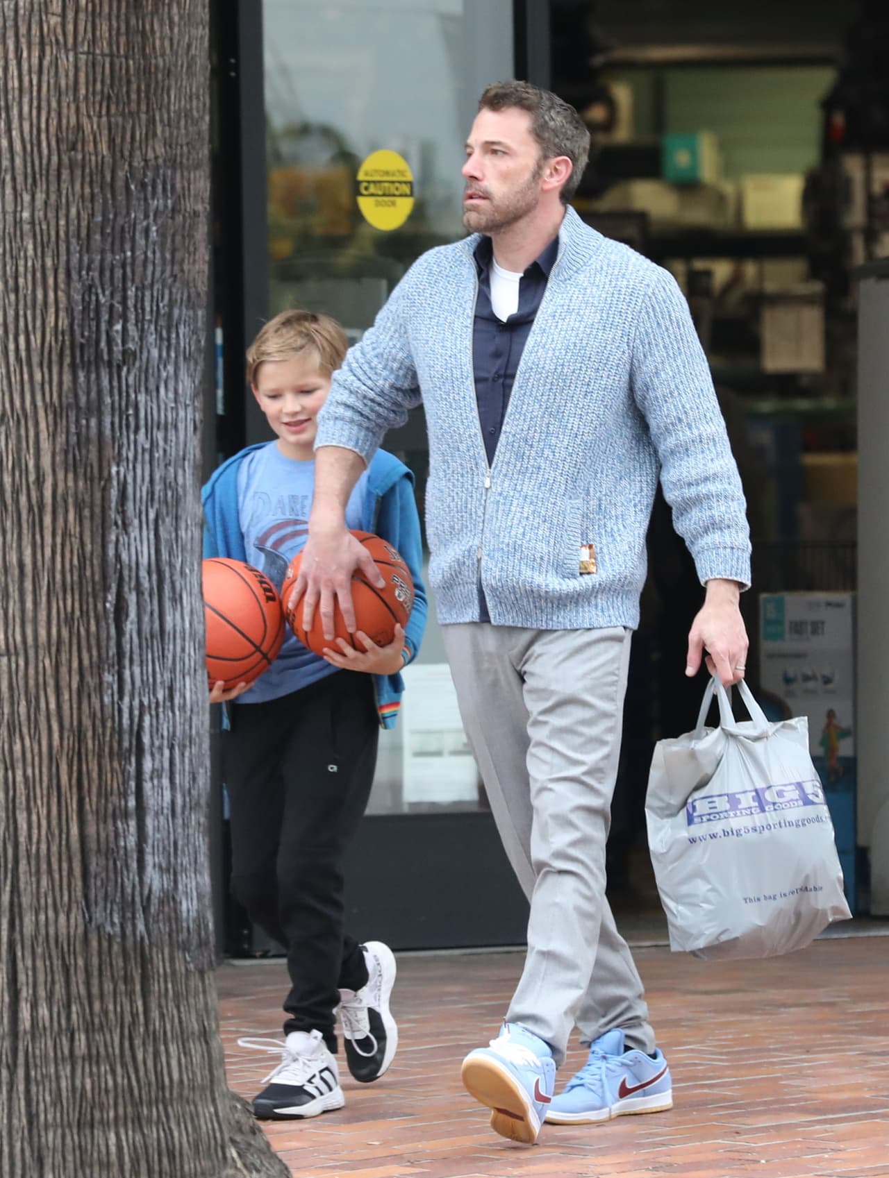 Al niño se le vio muy contento al lado de su padre tras ir de compras en el segundo día del 2023. 
<br>