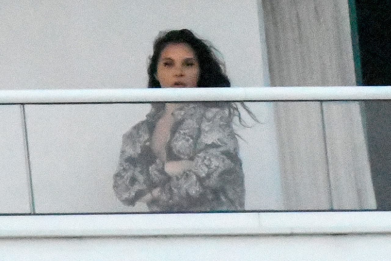 De acuerdo con The Sun, el cantante de 44 años celebró el Año Nuevo al lado de ella en 'La Ciudad del Sol'. 
<br>