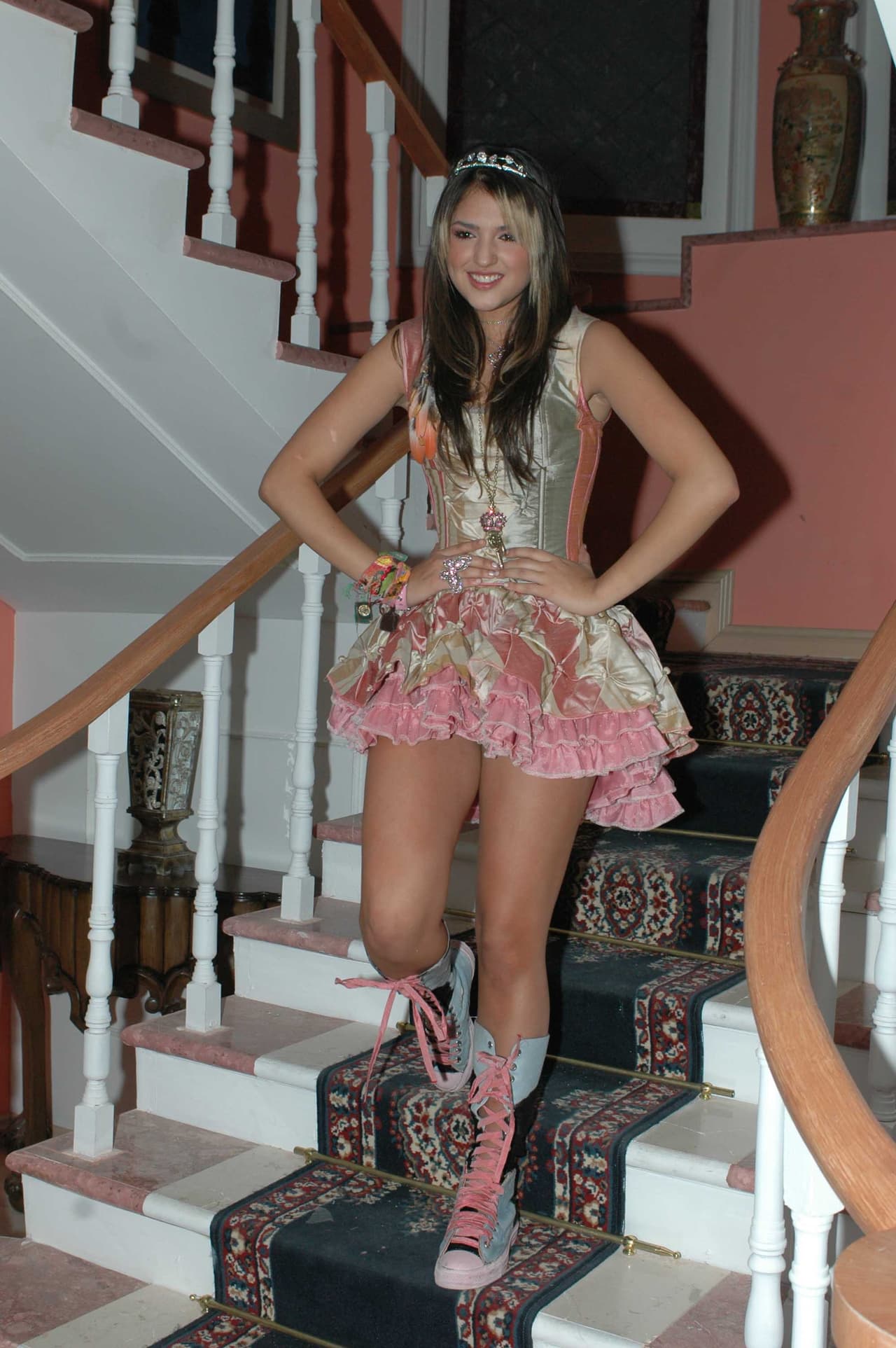 ‘Lola, érase una vez’ (2007), el remake de ‘Floricienta’ (2004) protagonizado por Eiza Gonzalez, probó que 
<b>tenis y vestidos</b> así lucen muy glamurosos juntos. En consecuencia, combinar ambas piezas era uno de los ‘outfits’ más populares de aquel momento.