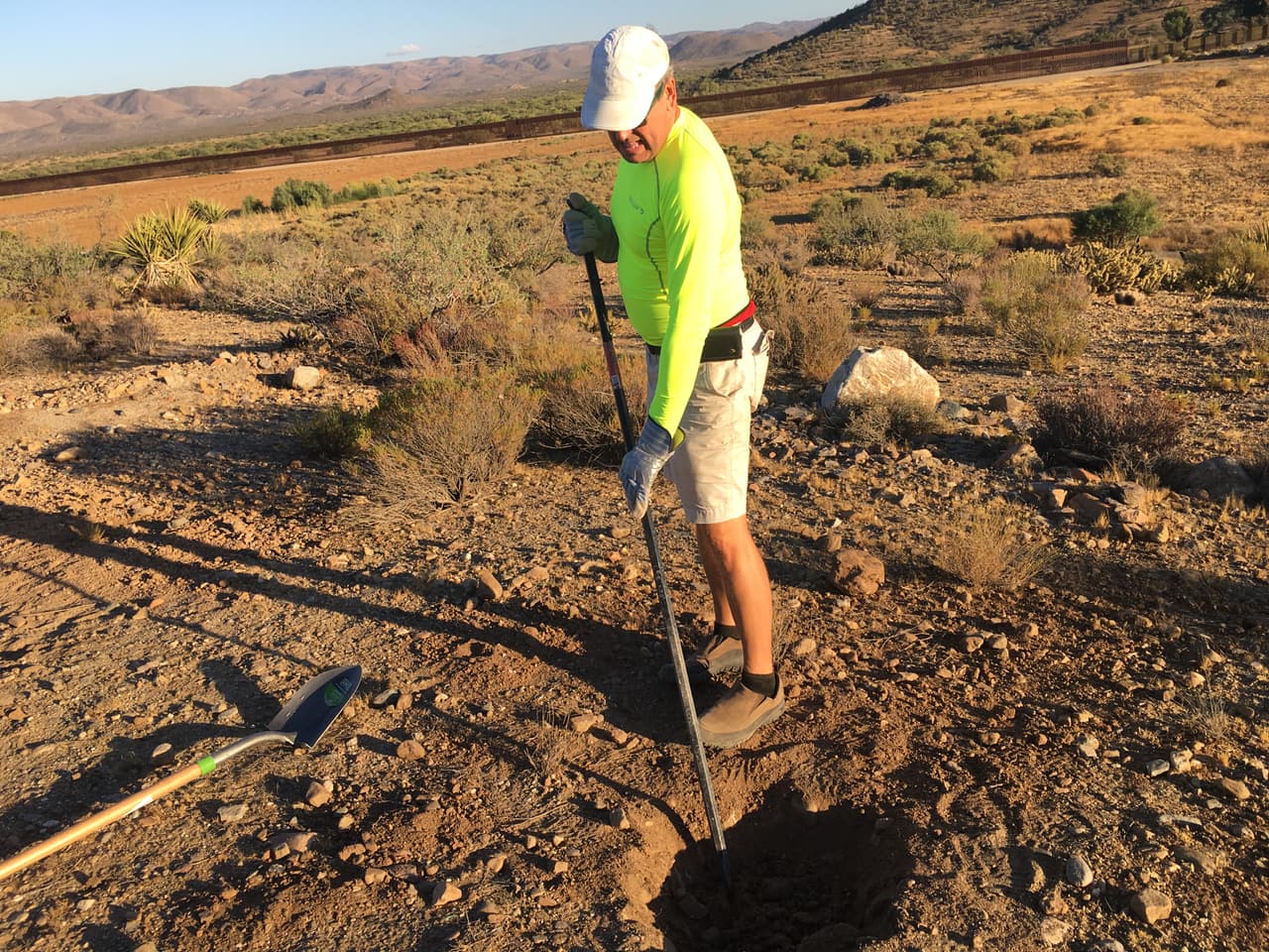 Gleeson y Mihelic construyeron una base más sólida para su nueva obra, la cual levantaron a poca distancia de donde estuvo el primer muro.