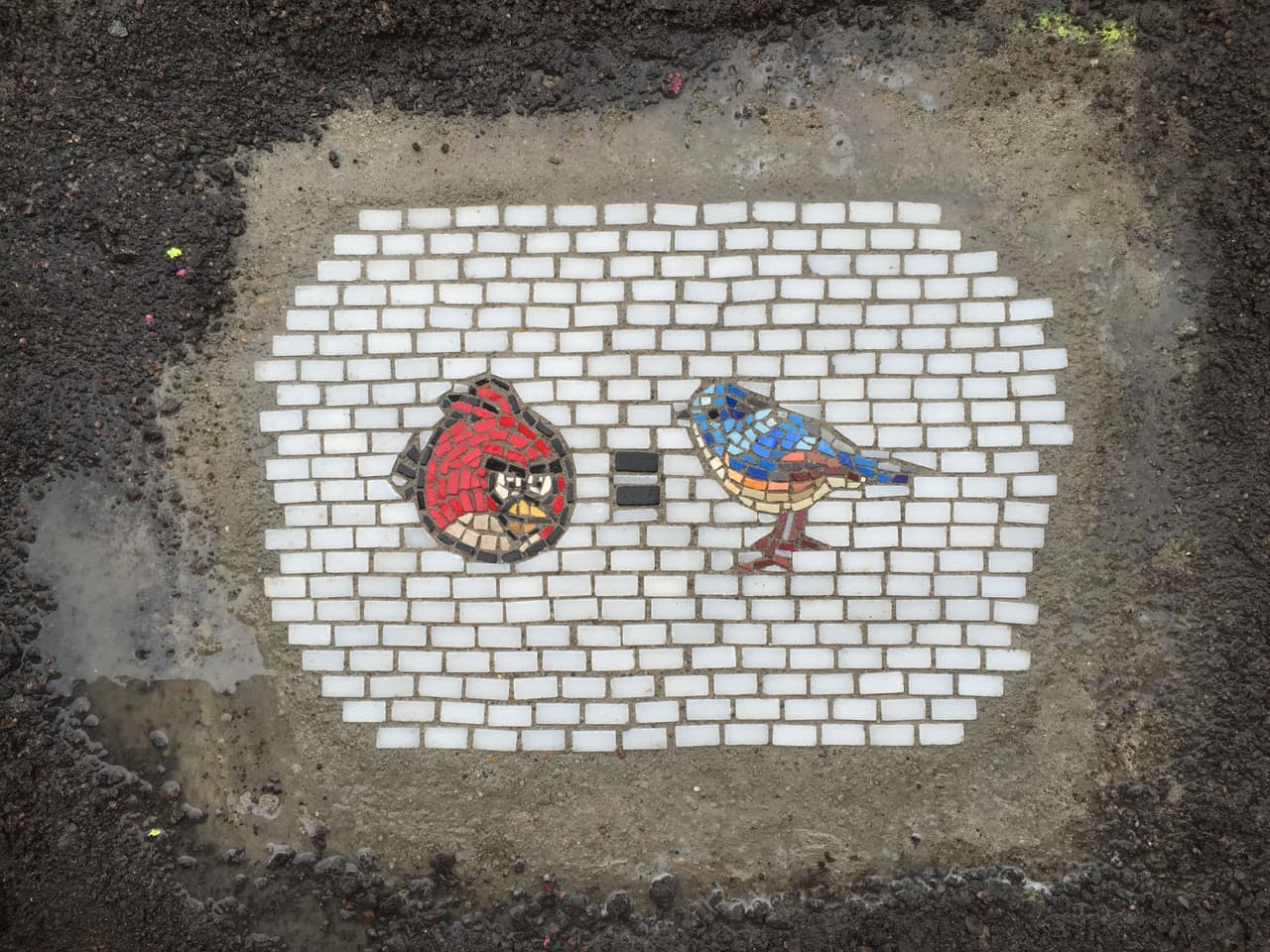 El artista que arregla los baches de Chicago con mosaicos