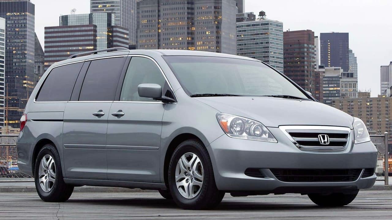 <h3 class="cms-h3-H3">8. Honda Odyssey</h3>
<br>El 12.6% de los dueños de la minivan de Honda, la mantiene en sus manos por más de 15 años, lo que representa 1.7 veces más que el promedio de personas que mantiene sus autos nuevos por más de 15 años.
<br>En la imagen vemos una Honda CR-V 2007.