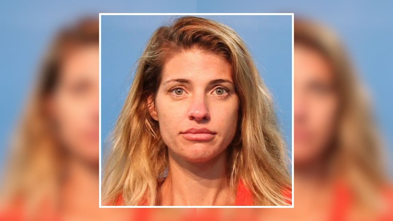 Maestra de Angleton High School es acusada de manipular evidencia y proporcionar alcohol a menores de edad
