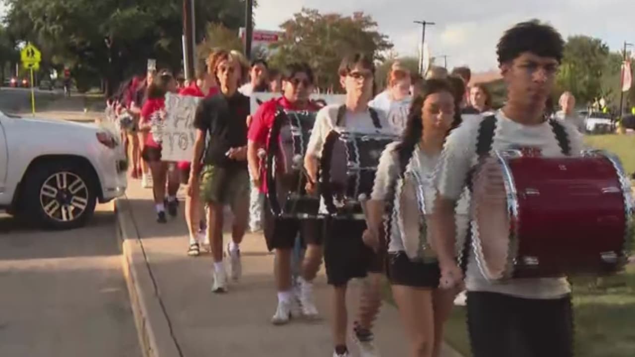 "Si quieres cambio, ser el cambio": alumnos de preparatoria de Dallas ISD marchan para ir a votar
