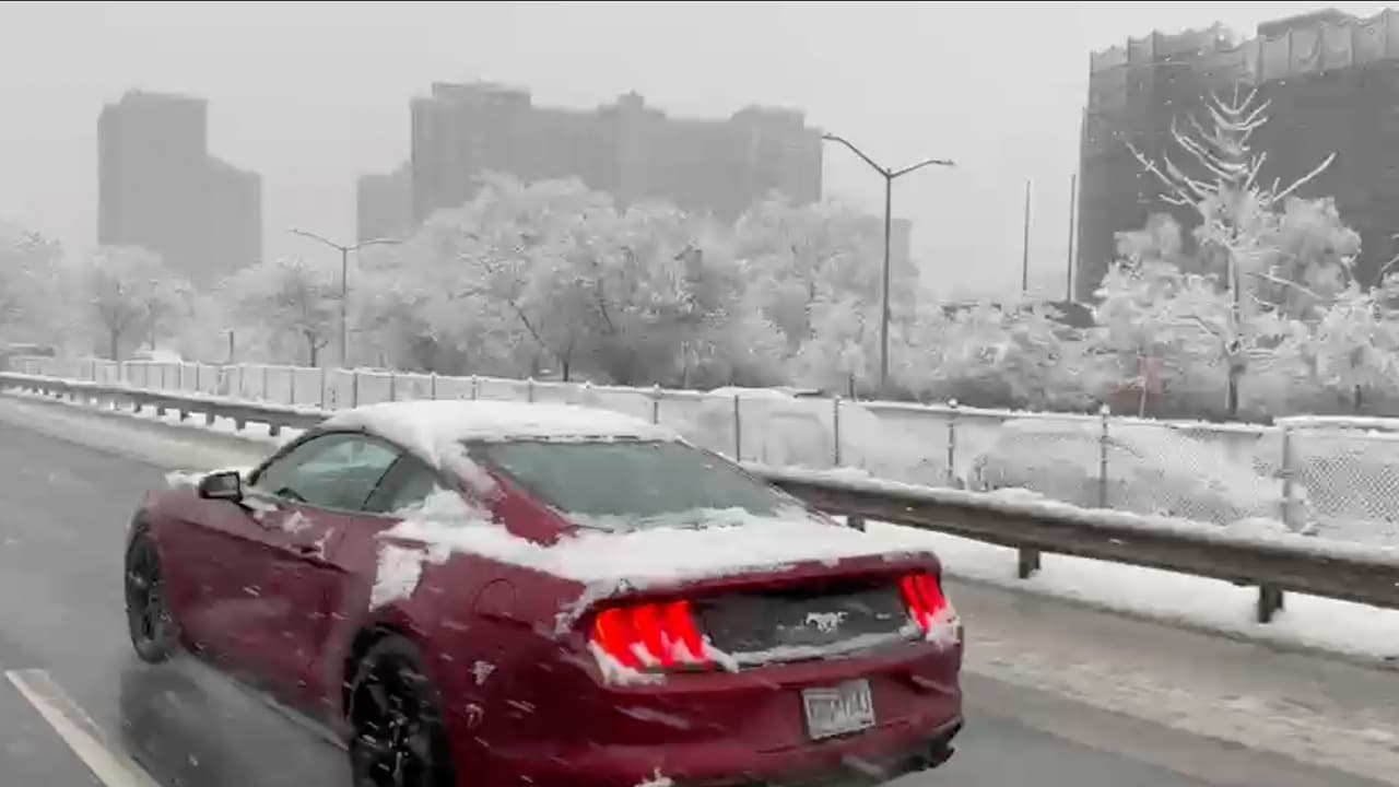 Meteorólogos del NWS alertaron que las 
<b>carreteras permanecerán cubiertas de nieve y resbaladizas </b>durante horas, por lo que recomendaron a los conductores reducir la velocidad y extremar precauciones al desplazarse.