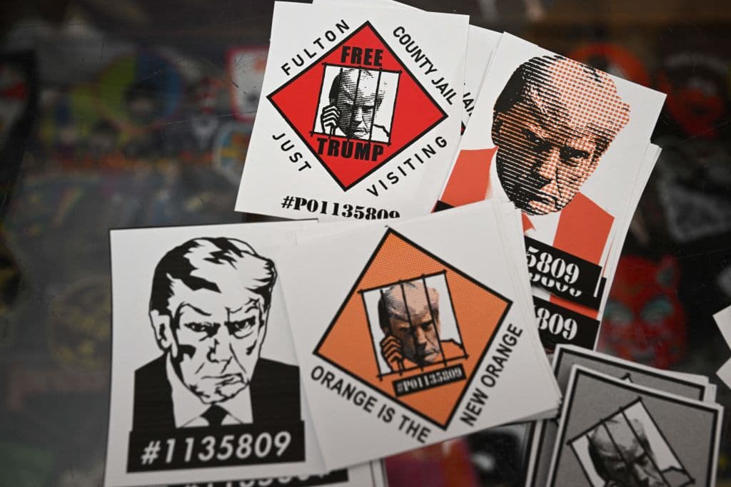 En Y-Que, los diseños de algunas de las playeras están en pegatinas, para quienes así los prefieran. La intención, explicó el propietario del lugar, es que quienes lo apoyan como quienes lo condenan, encuentren algo con qué identificarse.