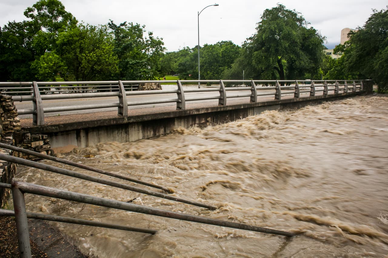 Algunas zonas de la ciudad quedaron bajo el agua luego de intensas lluvias.