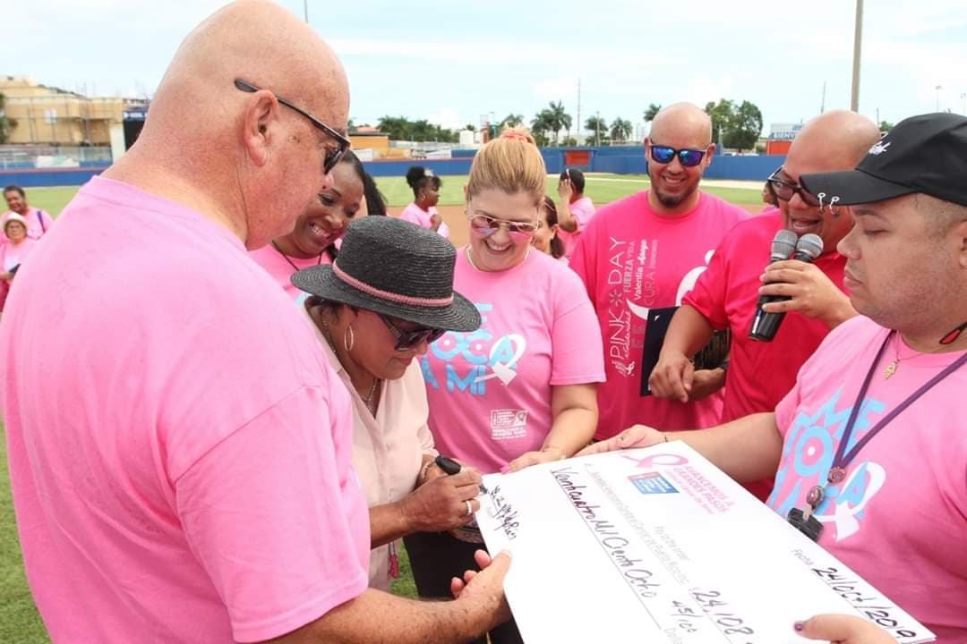El alcalde Aníbal Meléndez firmó simbólicamente, e hizo entrega del cheque, por la cantidad de $24,108.45, aportación económica que hizo el municipio a la Sociedad Americana del Cáncer.
<br>