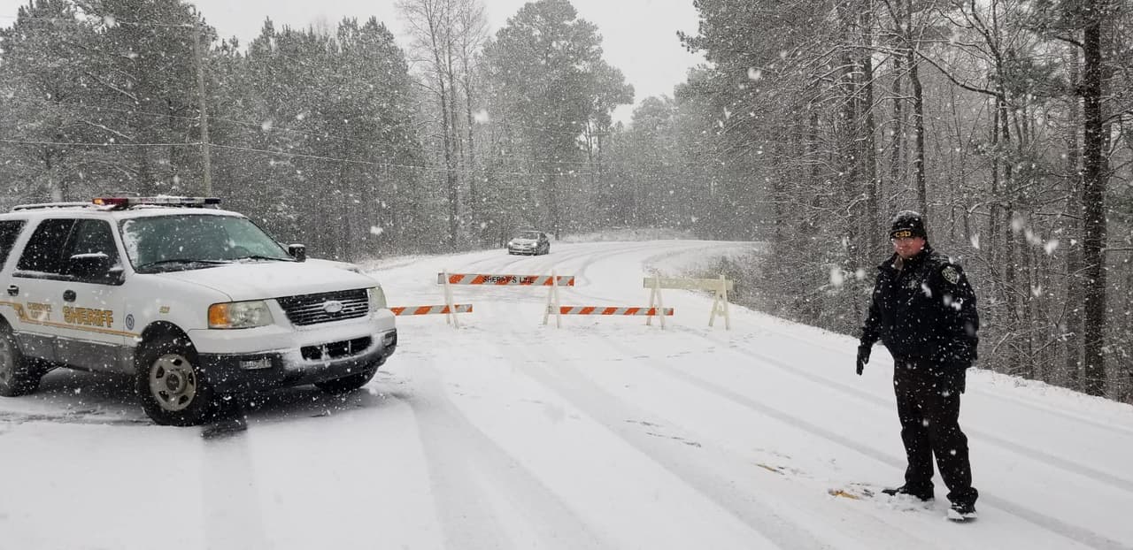 Dijo que East Cherokee Dr estaba cerrada en Higway 5 y Cumming Highway.