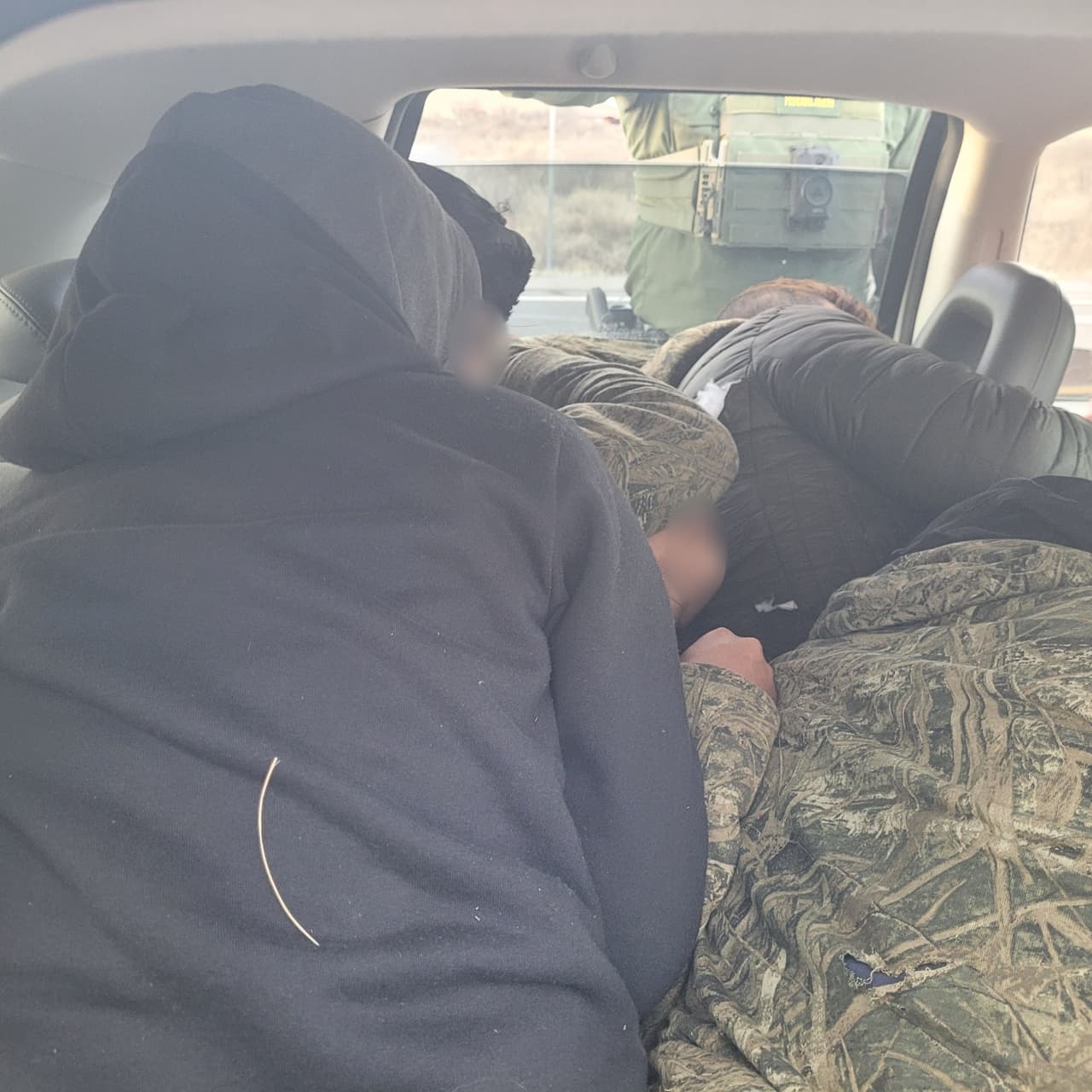 En el asiento trasero iban seis personas, mientras que el conductor, un ciudadano estadounidense, portaba una pequeña cantidad de metanfetamina.