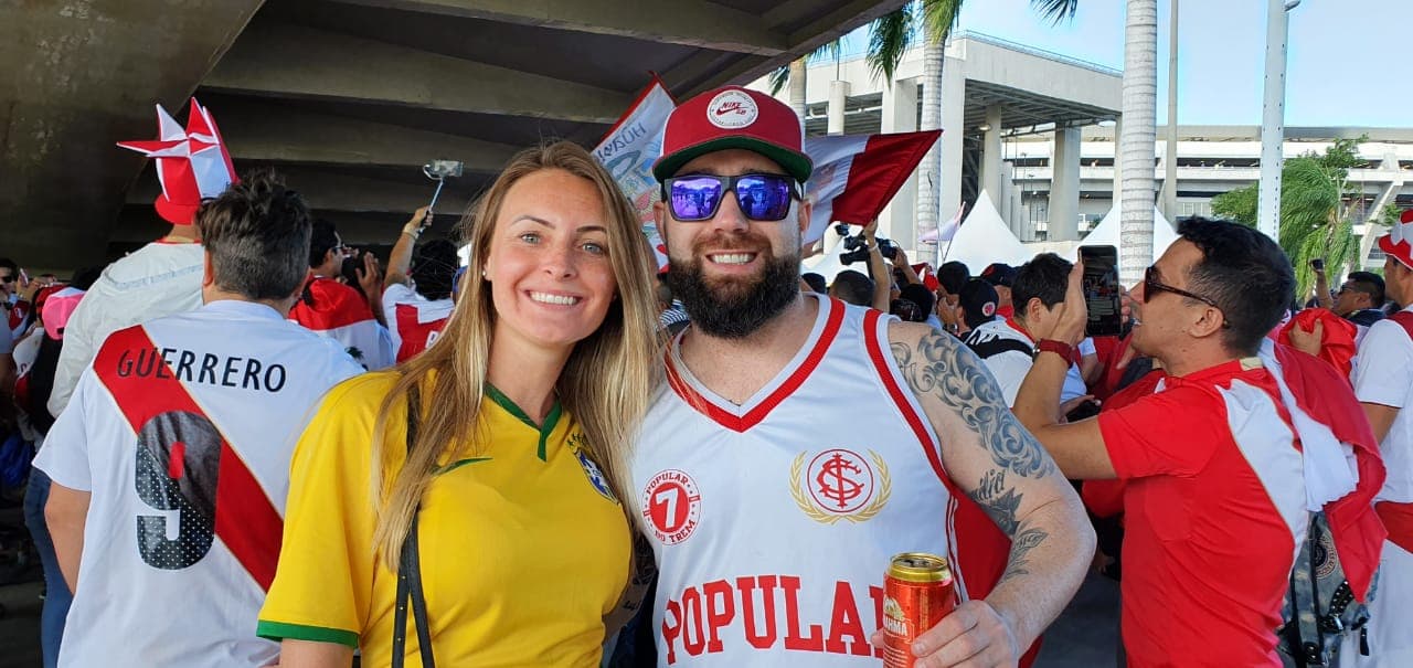 Los fanáticos sudamericanos están listos en las afueras del Estadio Maracaná para la Final de la Copa América que protagonizarán las selecciones de Brasil y Perú.