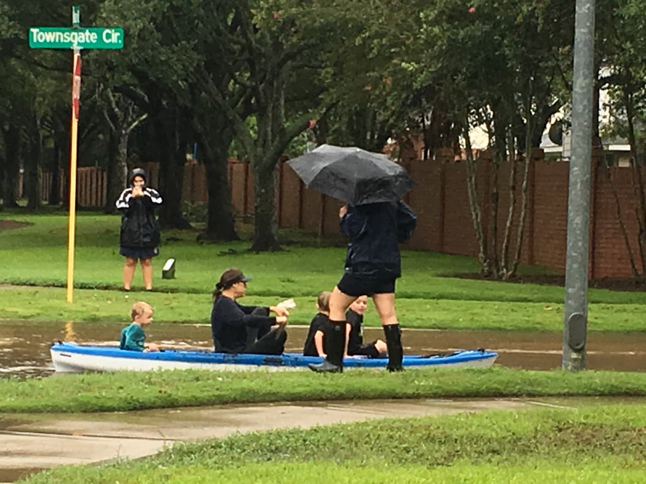 "La escalera está lista para subir al ático y el hacha para romper el techo"