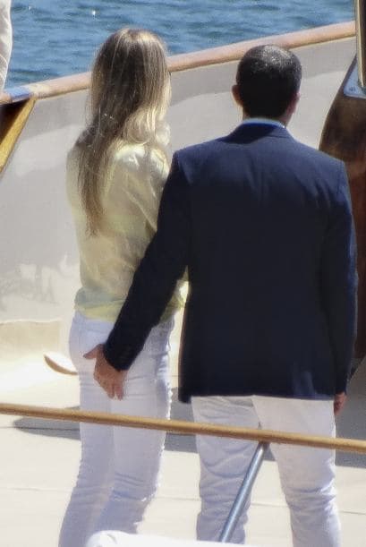 Al parecer nadie en el yate notó esta peculiar muestra de cariño... pero a los paparazzi no se les escapó la foto.