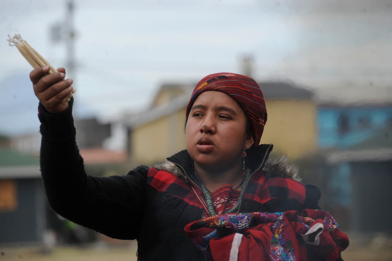 Hay otras limpias mayas en las que el sanador pasa por el cuerpo de la persona unas ramas que irán acumulando la mala energía o karma de la persona.