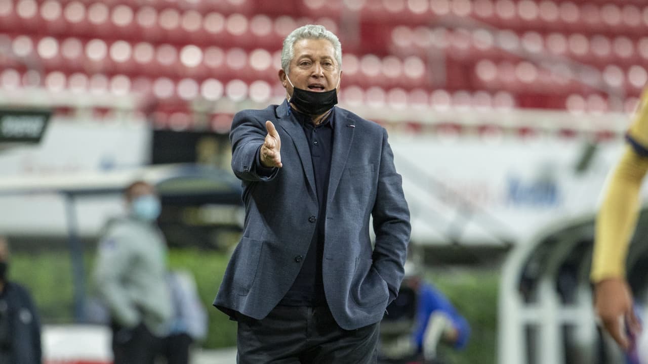 Chivas rompe filas; directiva analiza continuidad de Vucetich