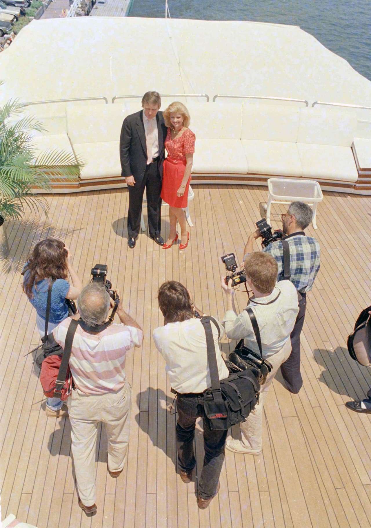 Ivana y Donald Trump tuvieron un noviazgo que fue llamando más y más la atención de los medios. Tanto durante el noviazgo como en el matrimonio, Donald Trump parecía disfrutar de la atención de los medios de farándula y presumía su dinero. Finalmente se casaron en 1977. 
<br>