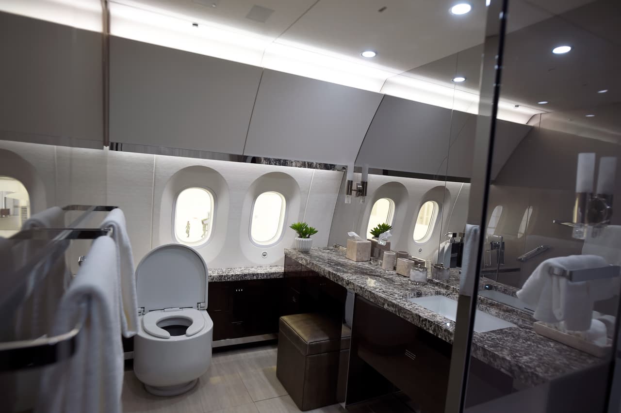 El avión contaba también con un baño detallado con acabados de lujo, mismo que se localizaba junto a la alcoba principal del expresidente. Con una vida estimada de 30 años, el avión tiene una autonomía de 14 horas y 30 minutos, puede volar a una velocidad de 900 kilómetros por hora y tiene un alcance de 15,000 kilómetros desde que despega.
<br> 
<br> 
<br>
<br>