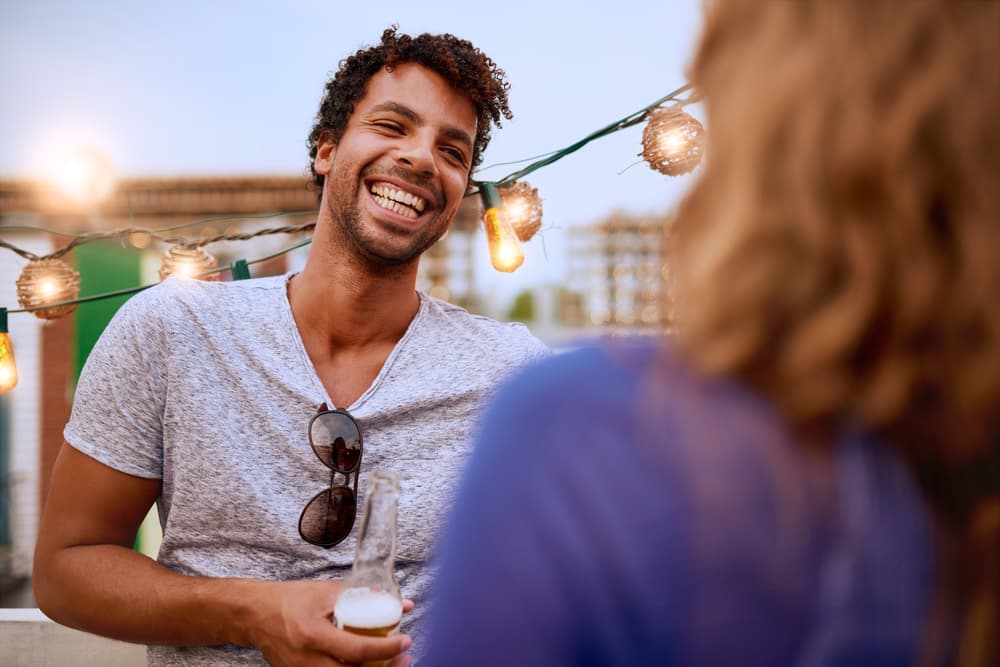 Si no tienes pareja, sal de casa y ponte en función social. Verás lo bien que lo pasas. El día comienza muy bien y con un impulso notable para alcanzar el éxito en tu trabajo.