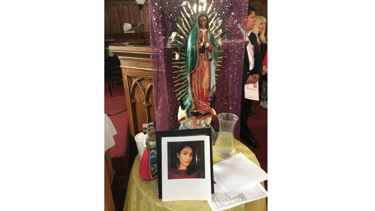 Colocaron una fotografía de la adolescente de 19 años dentro de la iglesia.
