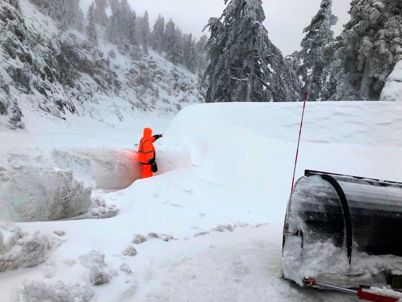 En solo semanas, las intensas tormentas invernales han reducido la sequía del estado en un 10 por ciento. Las espesas capas de hielo acumulado, crean excelentes condiciones para los deportes invernales, pero también pueden ser un riesgo para aquellos que no están acostumbrados a las alturas, alta presión y heladas temperaturas.
<br>