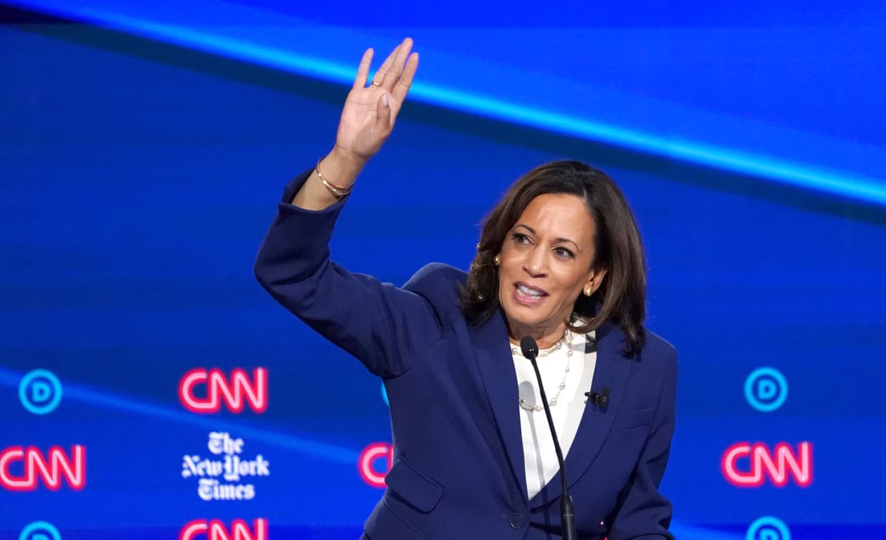La senadora por California 
<a href="https://www.univision.com/temas/kamala-harris">Kamala Harris</a> intentó pasar a la acción con otro asunto, tratando de atacar a Warren por no respaldar su pedido para que Twitter suspenda la cuenta de Trump, a lo que Warren respondió: "Yo no solo quiero sacar a Trump de Twitter. Quiero sacarlo de la Casa Blanca".