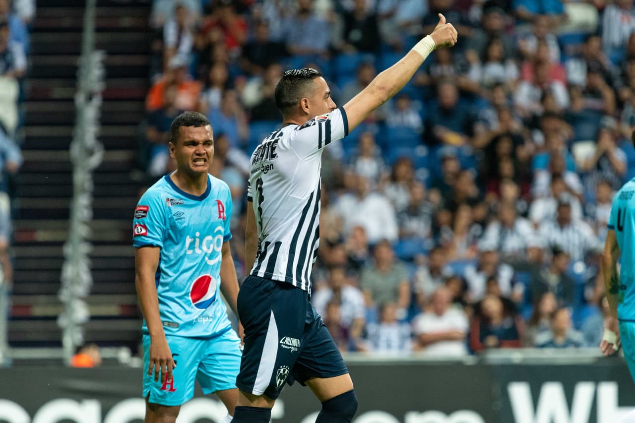 Rogelio Funes Mori, el goleador del equipo mexicano, no conisguió su objetivo en la primera mitad aunque sus compañeros lo buscaron con insistencia.