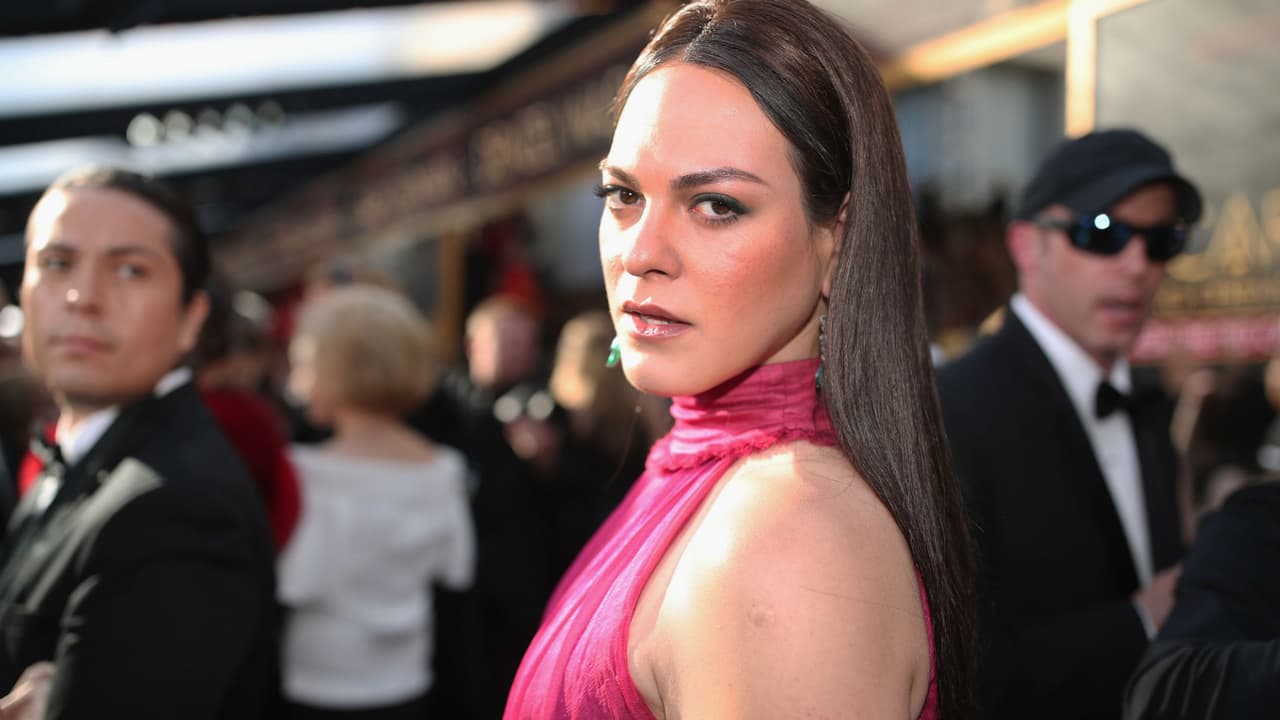 <b>Daniela Vega</b> 
<br>La artista hizo historia en los Premios Oscar de 2018, al ser 
<a href="https://www.univision.com/noticias/trending/daniela-vega-la-actriz-chilena-que-sera-la-primera-mujer-transgenero-en-participar-de-la-ceremonia-de-los-oscar">la primera mujer transgénero en presentar esta gala</a>. Sin embargo, en su país de origen tuvo que afrontar diversas dificultades legales para adoptar plenamente su identidad.