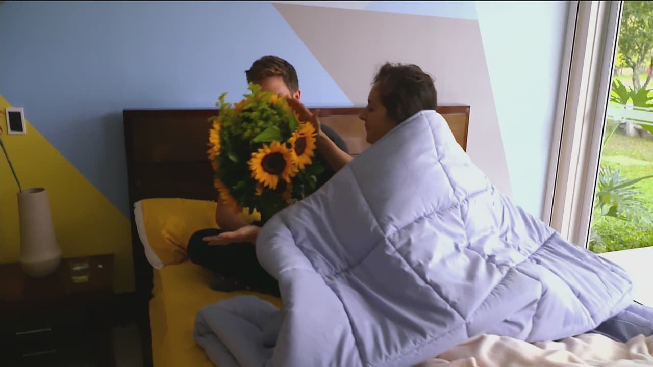 Wendy celebró su cumpleaños dentro de la casa, Paco la despertó con un enorme ramo de girasoles y declaró que un día tan importante, él tenía que buscar la manera de que empezara con una sorpresa.