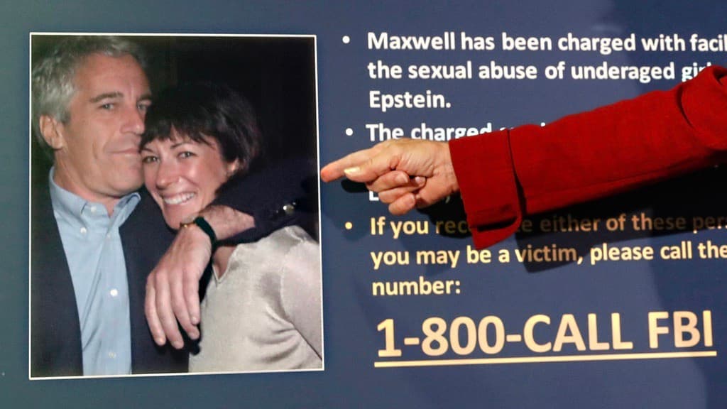 ARCHIVO — Audrey Strauss, fiscal federal interina del Distrito Sur de Nueva York, señala una foto de Jeffrey Epstein y Ghislaine Maxwell durante una conferencia de prensa el 2 de julio de 2020 en Nueva York.