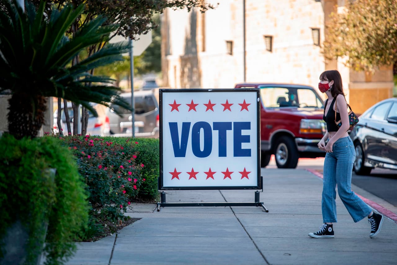 <b>Agrega requisitos de identificación </b>
<br>
<br>Aquellos que quieran votar por correo ahora deben proporcionar su número de licencia de conducir o los últimos cuatro dígitos de su número de Seguro Social cuando soliciten una boleta por correo.