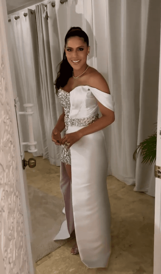 <b>El segundo vestido de novia de Francisca</b>
<br>Una vez que la música invitó a todos a la pista de baile, Francisca deslumbró con un segundo look de novia de la diseñadora Giannina Azar, quien también fue responsable del jumpsuit rojo que lució en su prefiesta de la boda.