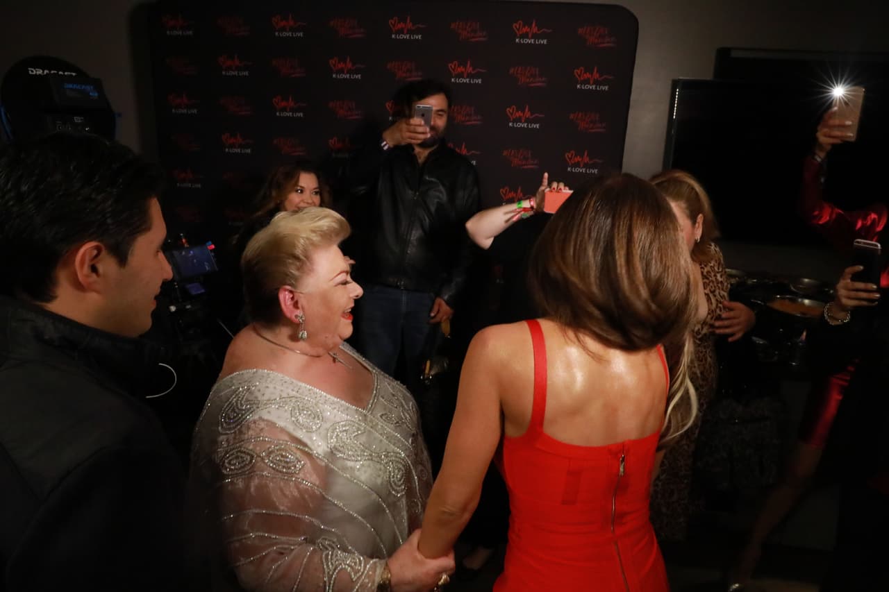 El momento fue único y muchos de los presentes no dejaron pasar la oportunidad de sacar sus teléfonos para grabar o tomar una foto de la ocasión.