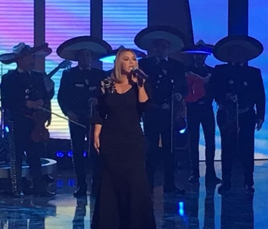 'Chiquis' intérpretó el tema 'Me saludas a la tuya' y lo hizo de manera diferente a Paquita, poniéndole su toque personal, coqueto y provocador, provocando la locura de los presentes.