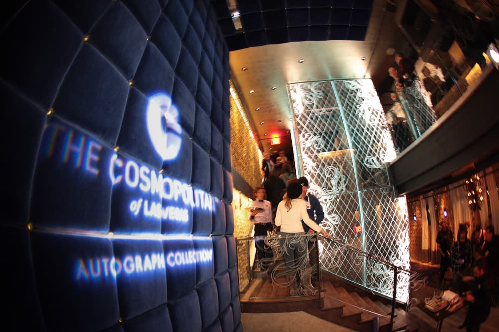 <a href="https://www.cosmopolitanlasvegas.com/restaurants/stk"><span class="cms-h3-H3">STK</span></a>
<br>Este es uno de los varios espacios para comer y enfiestarse dentro del Hotel Cosmopolitan. STK es conocido por sus cortes de carne y por visitas de cantantes como Drake. 
<br>
<br>
<b>La especialidad:</b>
<br>Sus platos estrella son las colas de langosta asadas y las hamburguesas de carne Wagyu y el foie gras sellado. 
<br>