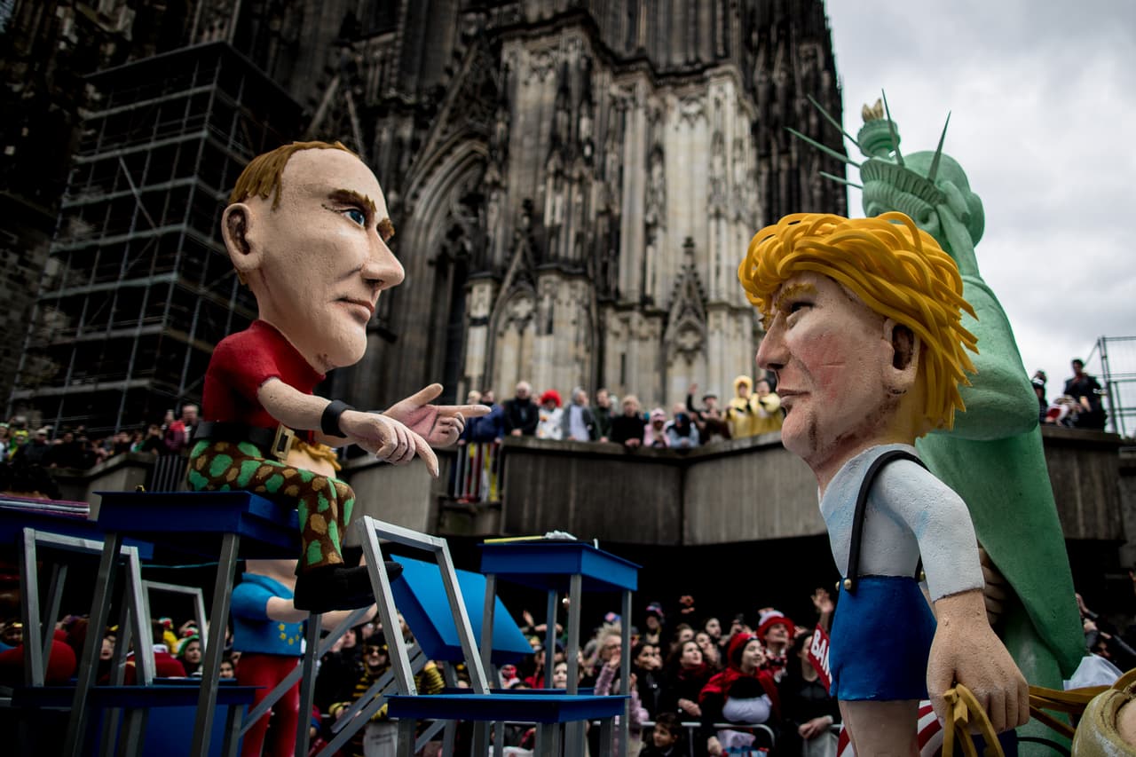 COLONIA, ALEMANIA.-
<b>Trump y Putin de carnaval. </b>Muñecos de ambos presidentes en el desfile anual del carnaval alemán de febrero Rose. La sátira política es tradicional en los desfiles anuales y la llegada de Trump a la presidencia de EEUU y el ascenso de figuras de derecha populista por toda Europa fueron centrales este año.