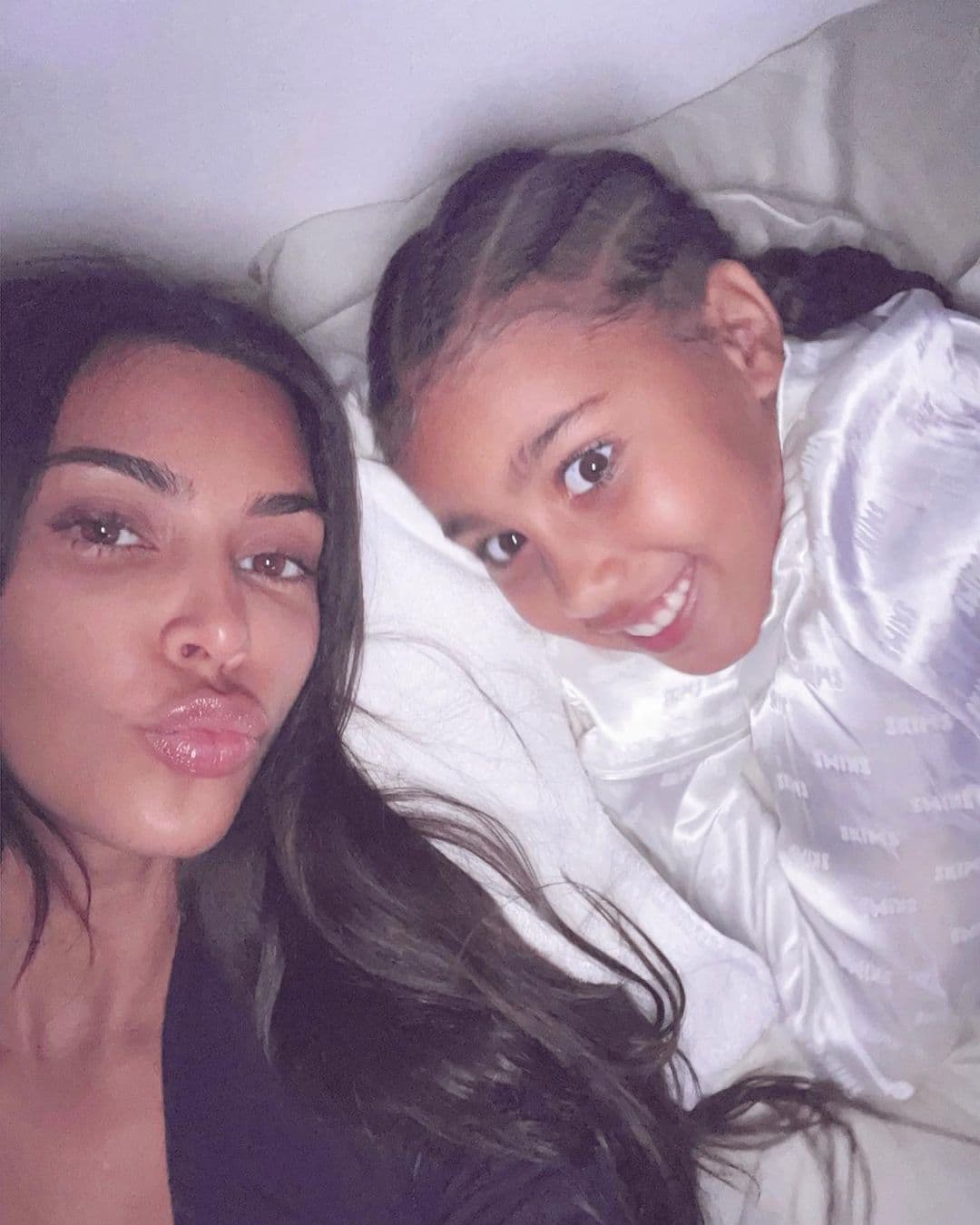 Aunque la ‘celebrity’ se muestra inmensamente feliz con sus pequeños, su camino hacia la maternidad no fue sencillo, pues luego de dar a luz a North y Saint, 
<a href="https://www.univision.com/famosos/kim-kardashian-conto-lo-dificil-que-ha-sido-la-maternidad-y-como-tuvo-que-entrar-5-veces-al-quirofano-por-haberse-embarazado-fotos">Kim Kardashian tuvo que someterse a cinco cirugías</a>.