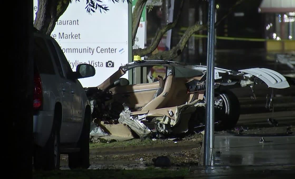 Muere conductor tras estrellarse contra un árbol y salir expulsado de su automóvil en San Francisco 