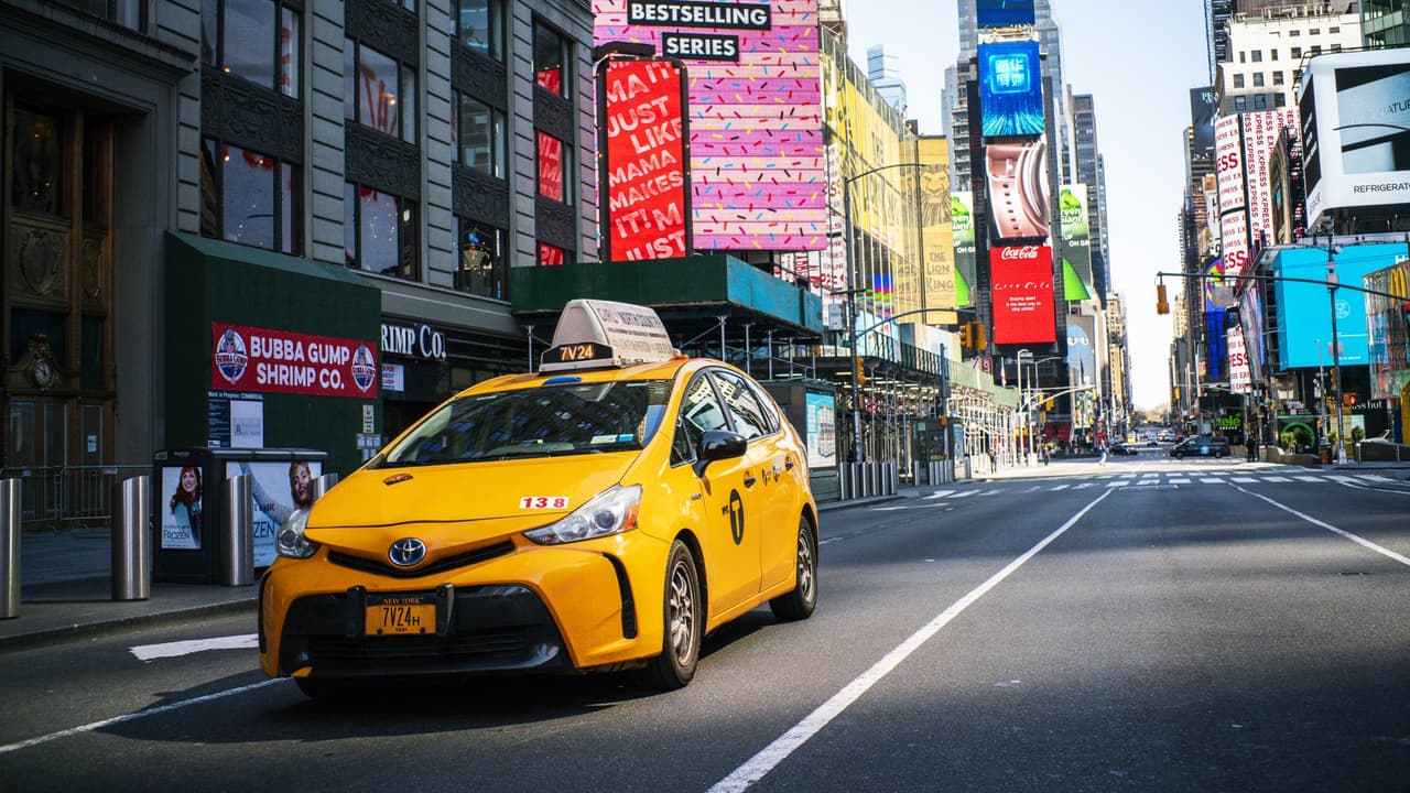 Taxistas desempleados en NYC encuentran trabajo llevando comida a personas afectadas por el coronavirus