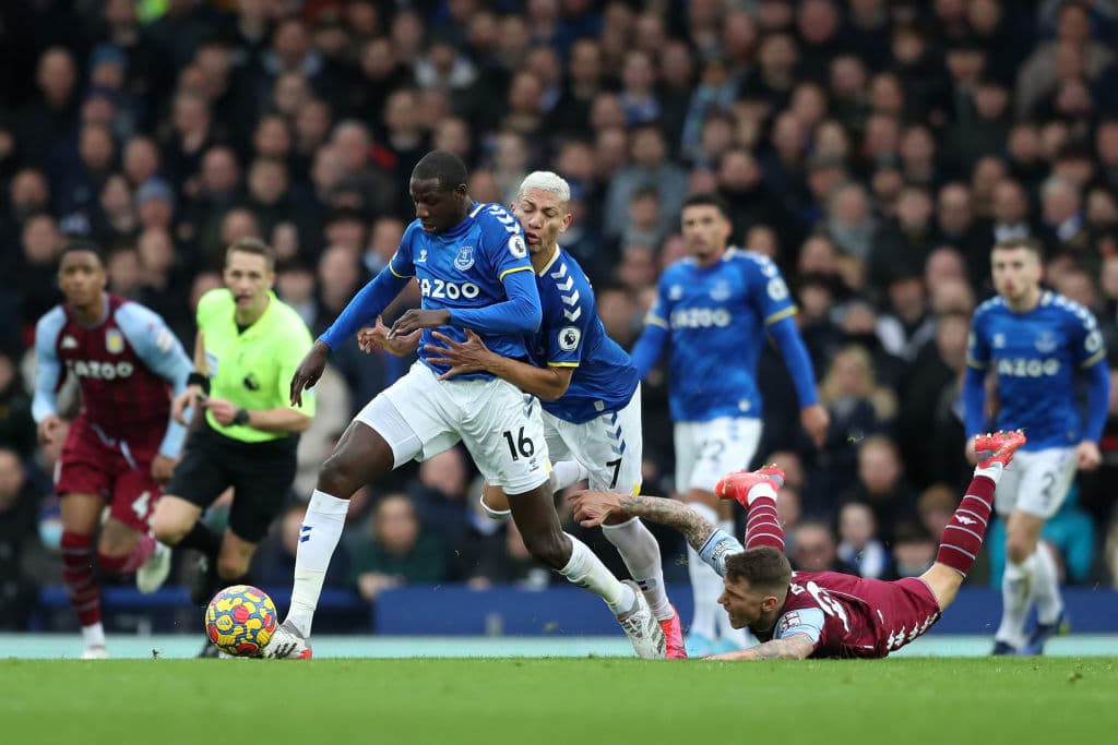 Everton desaprovechó la localía y cayó 0-1 con el Aston Villa, Leeds United hace lo mismo que el Everton y pierden 0-1 con el Newcastle, Manchester United sufre y conisgue un polémico triunfo 1-0 sobre el West Ham United y el líder Manchester City tropieza en su visita al Southampton y empatan 1-1.