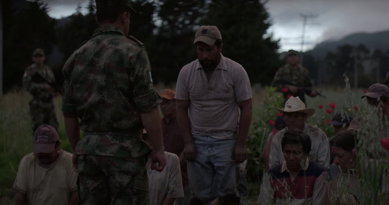 La vida de los campesinos en el ‘Triángulo Dorado’ pende de un hilo. Trabajaban durante largas horas bajo el rayo del sol y no se les permite beber agua.