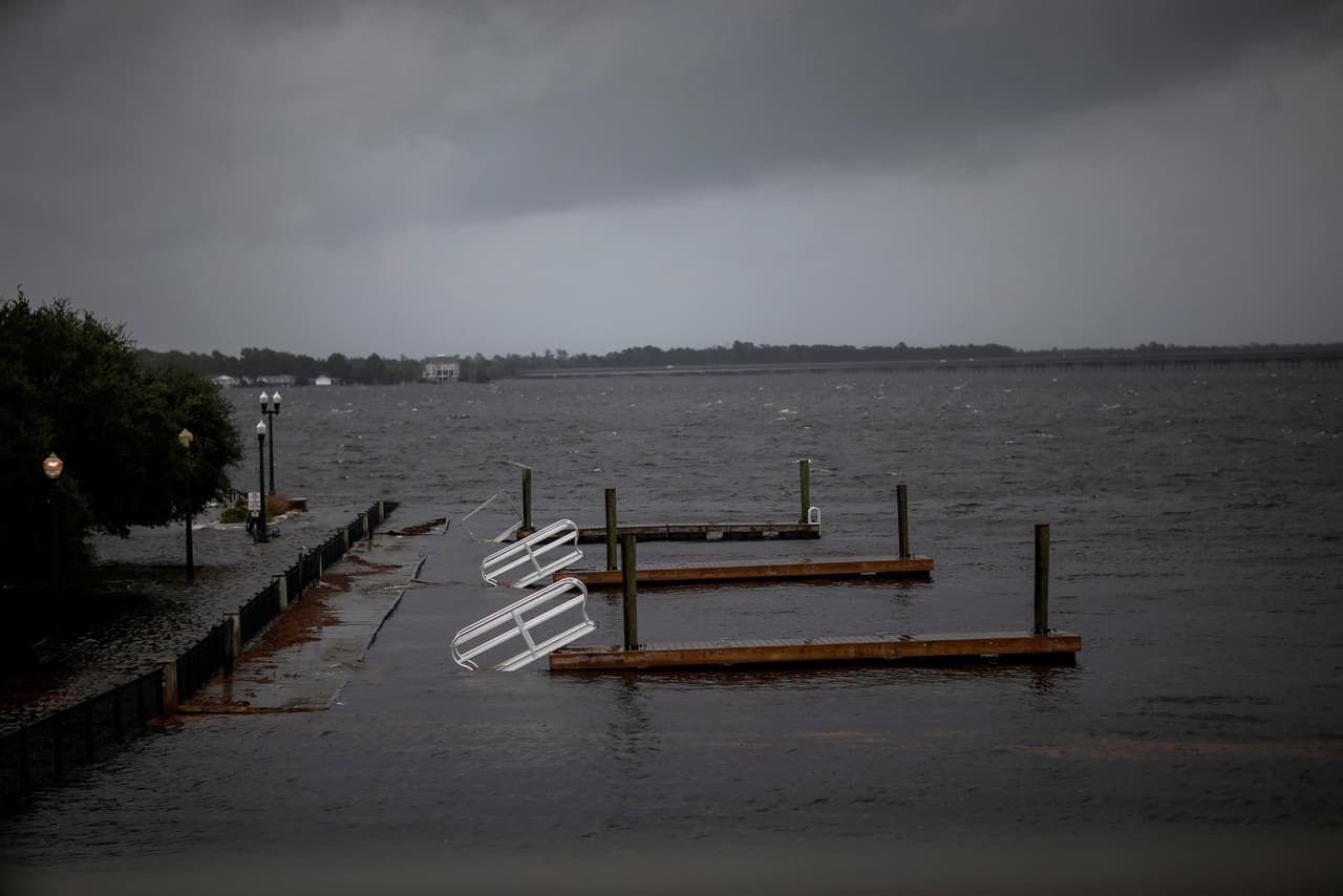 Los muelles del río Neuse, rotos por la fuerza de las aguas ante la llegada del huracán Florence a Carolina del Norte.