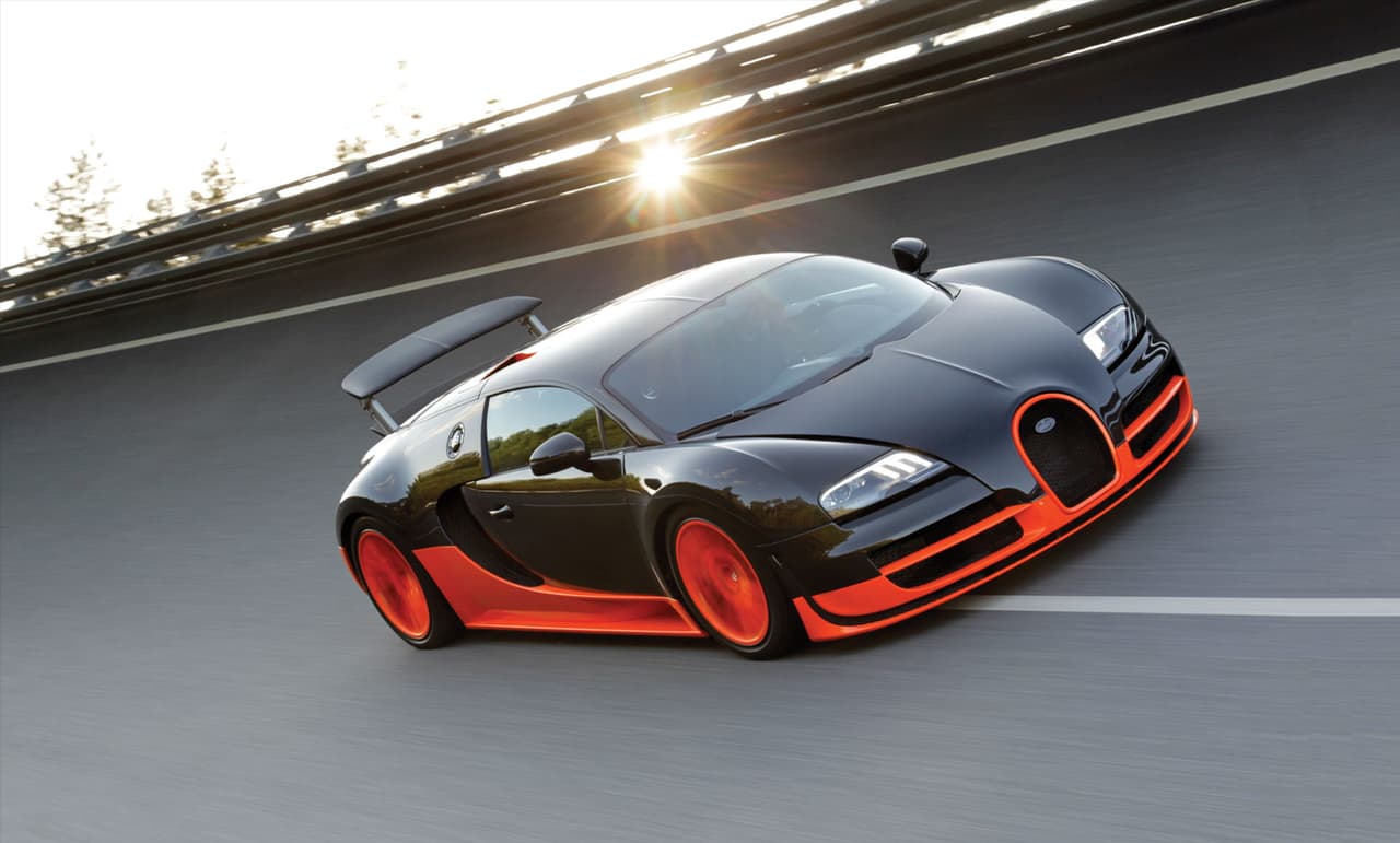 <b>Bugatti Veyron Super Sport</b>
<br>Año: 2010
<br>Velocidad máxima: 267.856 mph (431.072 km/h) 
<br>0-60 mph: 2.4 segundos
<br>Motor: W16 de 8.0 litros
<br>Potencia: 1200 HP
<br>Precio original: 2’500,000 dólares