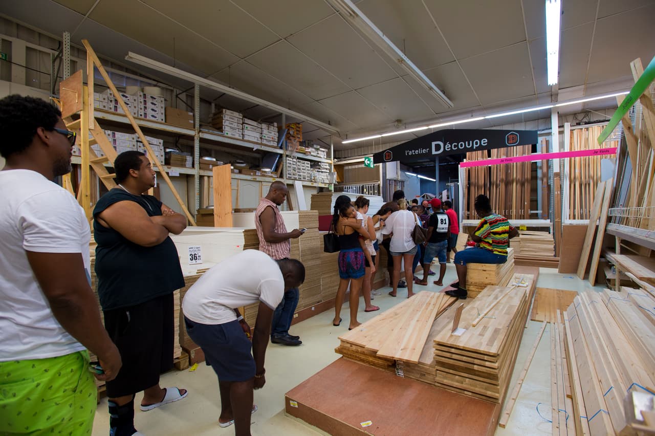 Una fila para comprar materiales de construcción, en la pequeña isla francesa San Martin.