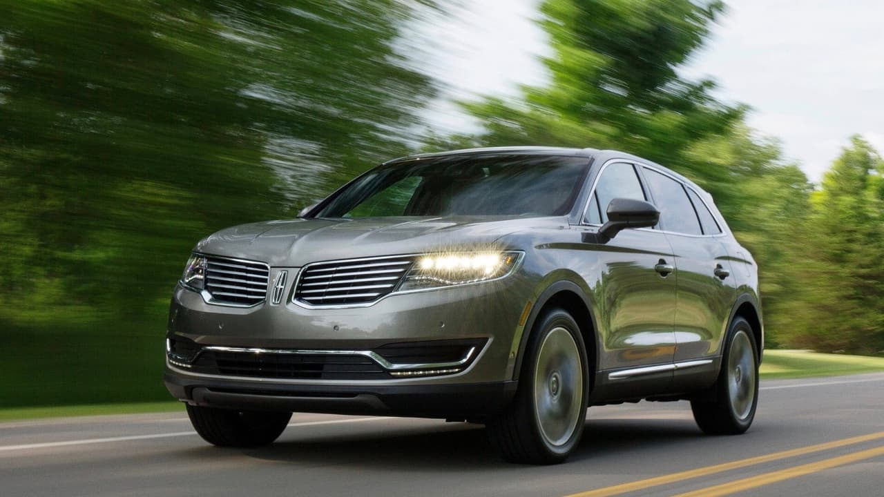 <h3 class="cms-h3-H3">10. Lincoln MKX</h3>
<br>La crossover mediana de lujo de Lincoln es un auto satisfactorio en todos los sentidos, que ofrece lujo legítimo y excelentes modales de manejo. Sin embargo, la MKX usada tarda un promedio de
<b> 62.2 días</b> en conseguir un hogar. Quizás es su nombre confuso que no dice nada, o a lo mejor es la excelente competencia que confronta con modelos como la eterna Best-Seller 
<b><a href="https://www.univision.com/noticias/lexus/lexus-rx-l-ahora-con-tres-filas-de-asientos-fotos" target="_blank">Lexus RS</a></b>, pero la MKX debería tener una mejor salida. Al menos uno de esos factores será resuelto en 2019 cuando esta camioneta será conocida como 
<b><a href="https://www.univision.com/noticias/lincoln/conoce-la-nueva-lincoln-nautilus-2019-fotos" target="_blank">Lincoln Nautilus </a></b>y mostrará un hermoso frontal inspirado en el 
<b>Lincoln Continental</b>. Veremos cuando las primeras Nautilus usadas lleguen al mercado secundario.