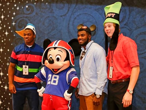 Los atractivos turísticos de Orlando son: el Walt Disney World Resort que tiene el Magic Kingdom. Disney Hollywood Studio, Epcot, Disney Animal Kingdom, Disney Blizzard Beach y Typhoon Lagoon. Otro parque importante es el de Universal Studio y el Sea World.