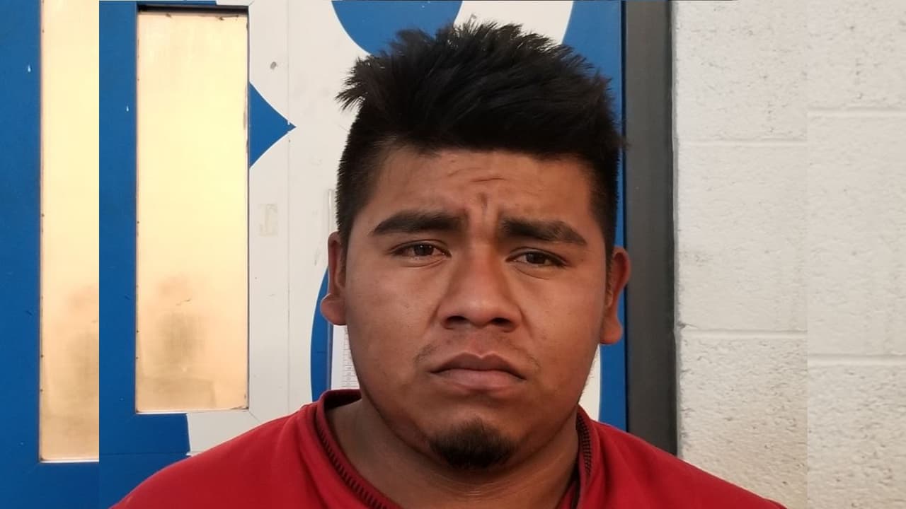 Los agentes de la estación Casa Grande arrestaron a tres ciudadanos mexicanos al sur de Sells, Arizona, entre ellos se encontraba Andrés Cano-Ortiz. En junio pasado, Cano fue condenado por posesión de pornografía infantil y organizar una reunión con un menor con fines lascivos en el condado Tulare, California.